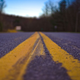 Imagen para el artículo titulado Por qué algunas líneas en las carreteras de Estados Unidos son amarillas y otras son blancas
